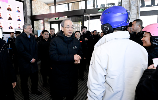 11��22��������ʡ2025-2026��ѩ���_(k��i)���ߵ�31�ü����Fڡ��ѩ��(ji��)�_(k��i)Ļʽ�ڼ����������ɻ����ȼم^(q��)�e�У�ʡί��(sh��)ӛ�S��(qi��ng)��ѩ�ߴ�d�c��ʡ�ο��H�н�����