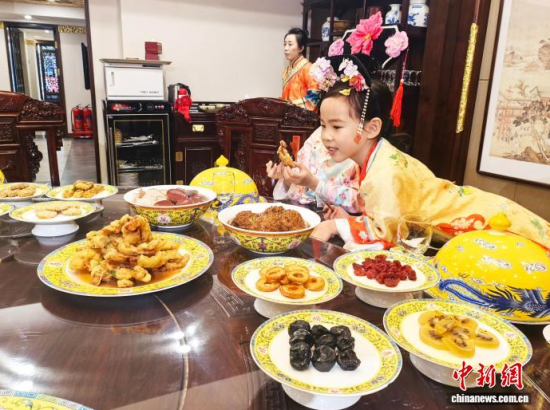 2��5�գ�����ʡ�������������M����Сʳ��Ʒ�L���M��˴��롱����������ӛ�� ʯ���� �z